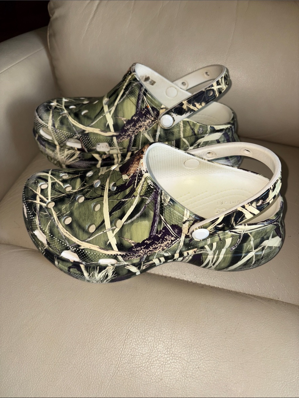 Crocs Camo Print Platform Slip-On Clogs with Strap - Picture 6 of 6